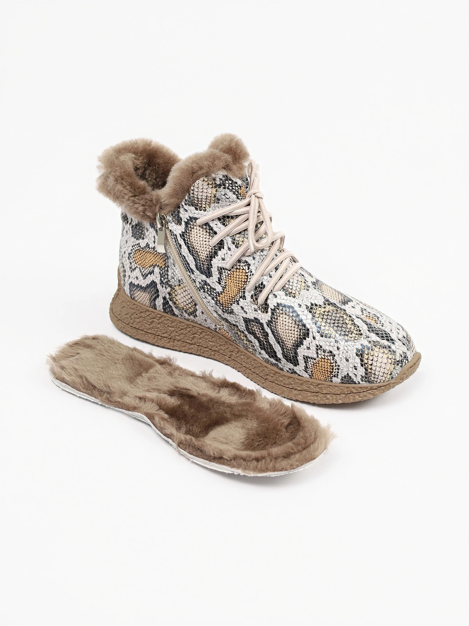 Ботинки с принтом под рептилию на низкой подошве